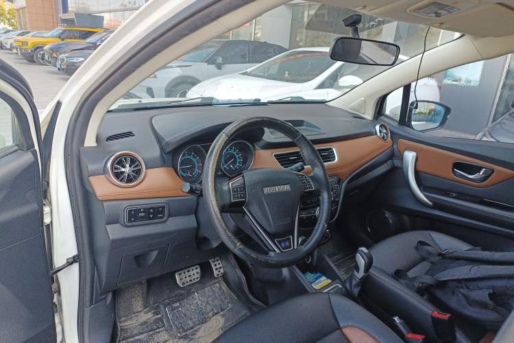 Used Haval H1 2015 1.5L AMT Urban Model Center Console