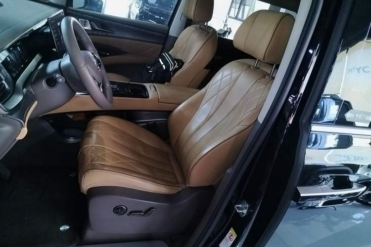 Used Denza D9 2022 DM-i 1040 Prestige Model