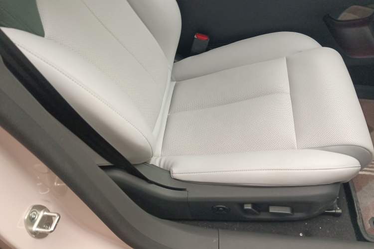 Used Nissan N7 2025 625 Max Right Front Seat