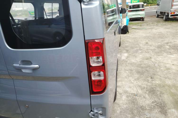 Used Wuling Yangguang 2024 300KM Comfort Version Passenger Van 75kW
