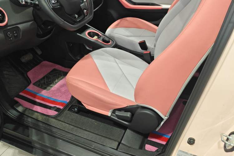 Used Chery QQ Little Ant 2022 Revised Version Sweet Pink Edition Half-Sugar Version Lithium Iron Phosphate 30.7 kWh 30 kW 301 km