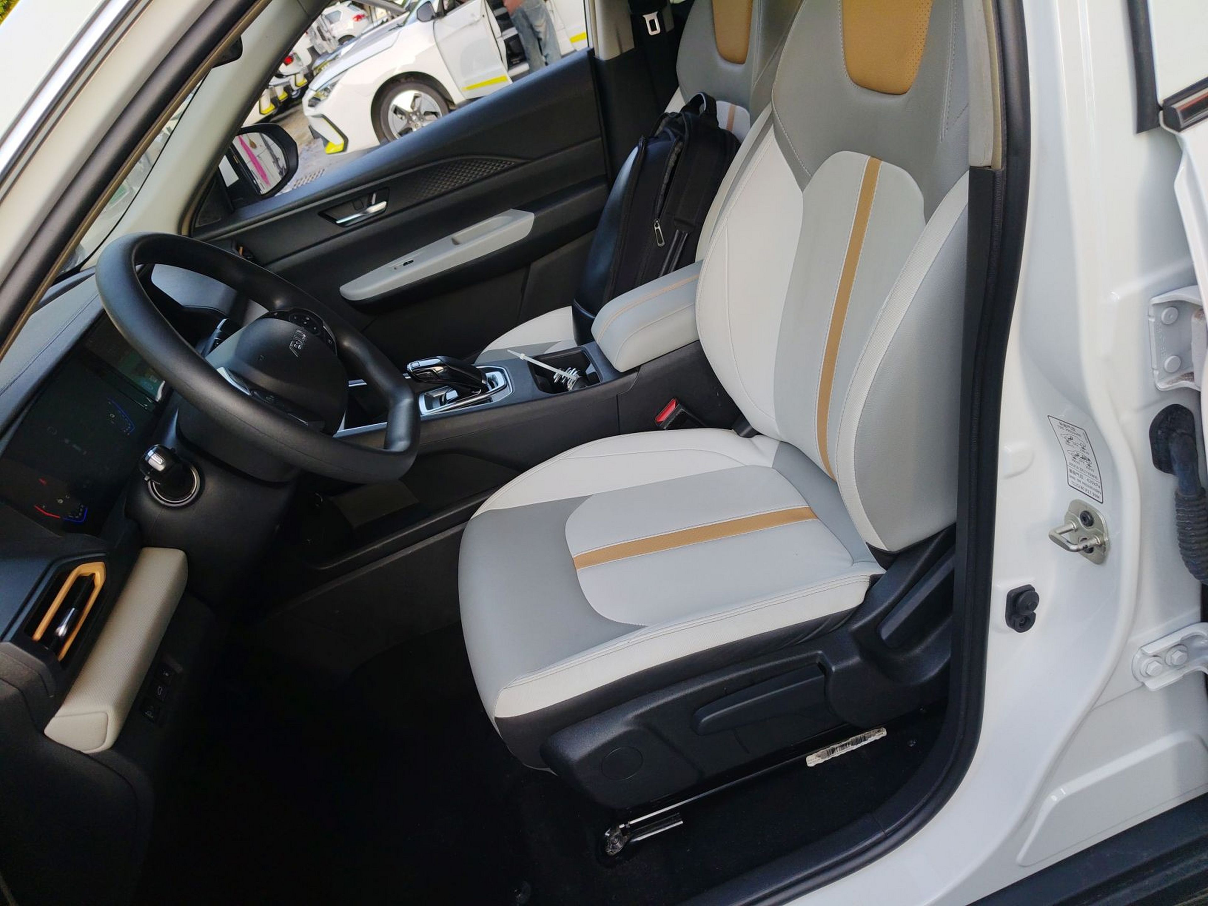 Переднее сиденье в автомобиле