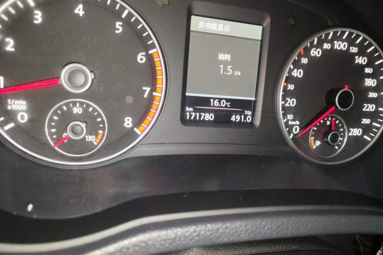 Used Volkswagen Passat 2014 2.0 TSI DSG Prestige Edition Odometer Close Up