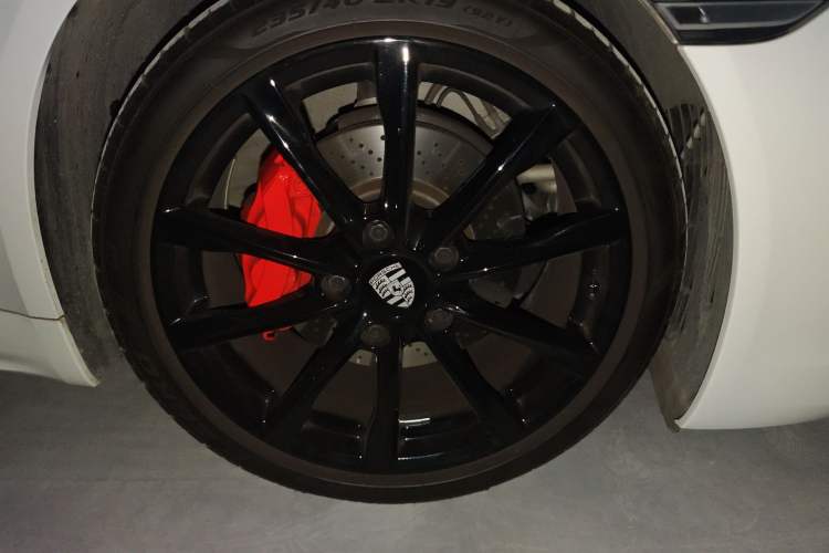 Used Porsche 718 2022 Boxster 2.0T Right Front Wheel Hub