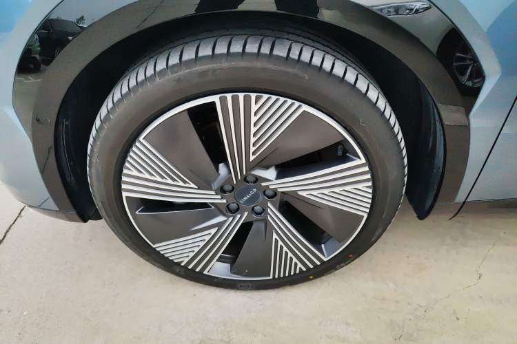 Used Lynk & Co 08 EM-P 2025 220 km All-Wheel-Drive Performance Halo