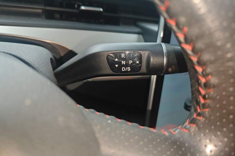 Used NETA V 2021 Long-Range Entertainment Edition Gear Lever