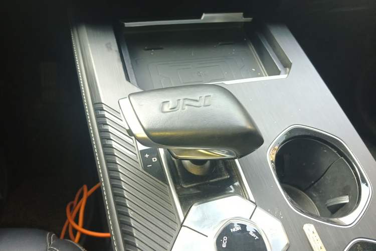 Used CHANGAN UNI-K 2024 2.0T Two-Wheel Drive YueShang Trim Gear Lever