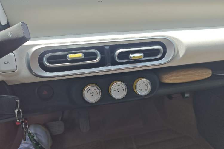 Used Wuling Hongguang MINIEV 2024 3rd Generation 215km Youth Edition Audio And AC Panel