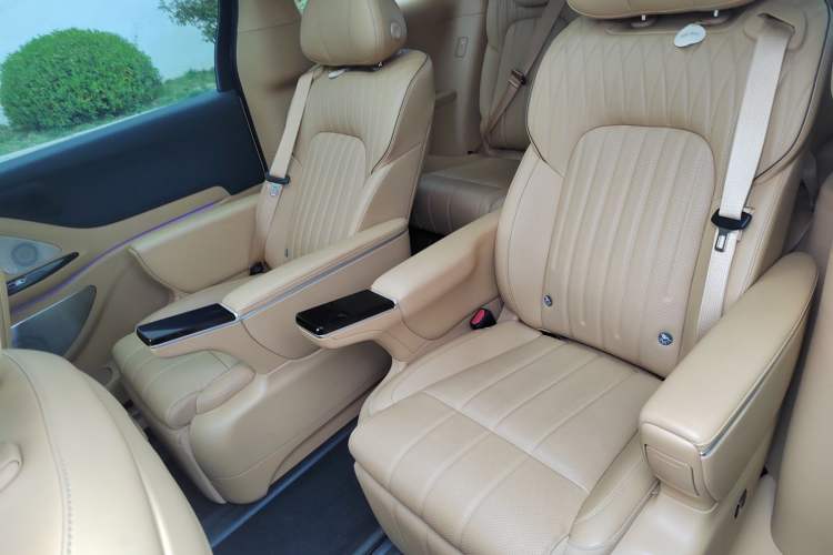 Used VOYAH Dream 2025 PHEV Four-Wheel-Drive Flagship Kunpeng Edition Left Rear Seat