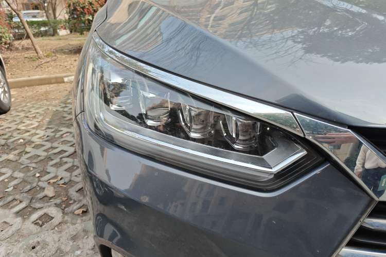 Used BYD Song 2021 Classic Edition 1.5T Automatic Luxury Model Right Front Headlight