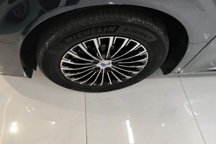 Used Denza D9 2022 DM-i 970 Four-Wheel Drive Prestige Model Left Front Wheel Hub