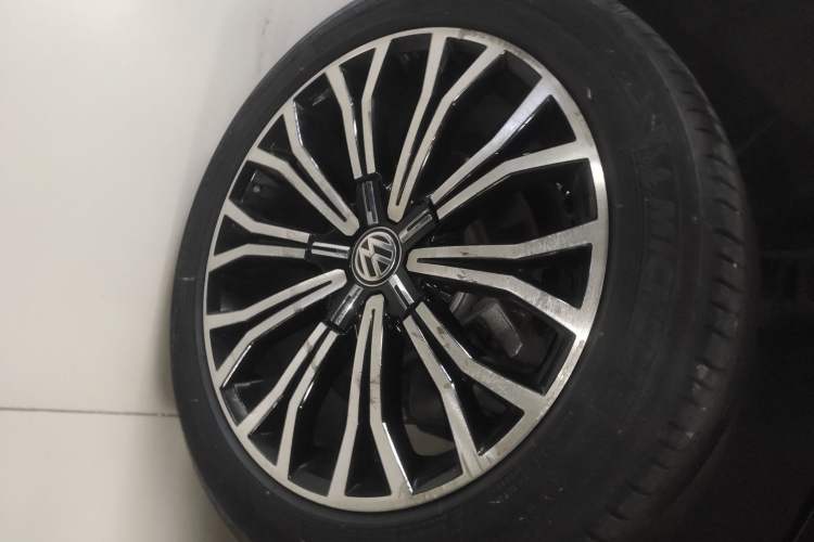 Used Volkswagen Phideon 2019 380TSI Two-Wheel Drive Business Edition China VI Standard Right Rear Wheel Hub