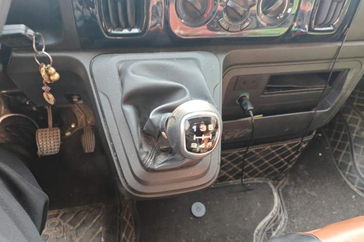 Used Iveco Daily 2023 2.5T V37 Van Long Wheelbase Mid-Roof Design Dual Tires Side-Swing Doors 2-3 Seater