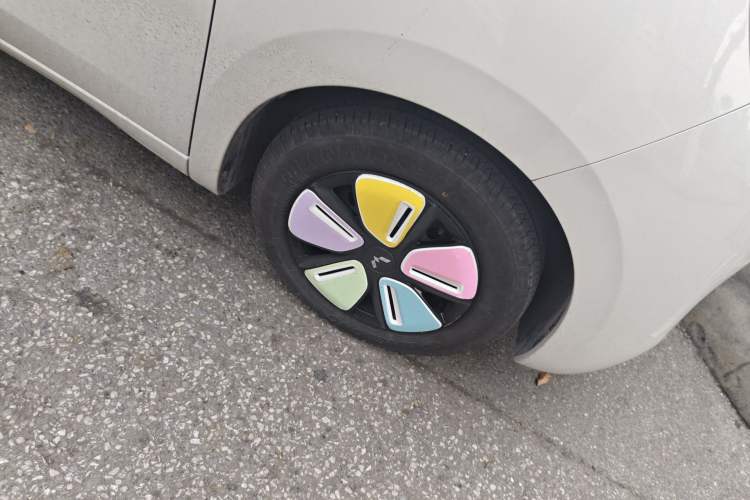 Used Wuling Hongguang MINIEV 2025 Four-Door Version Advanced Edition Right Front Wheel Hub