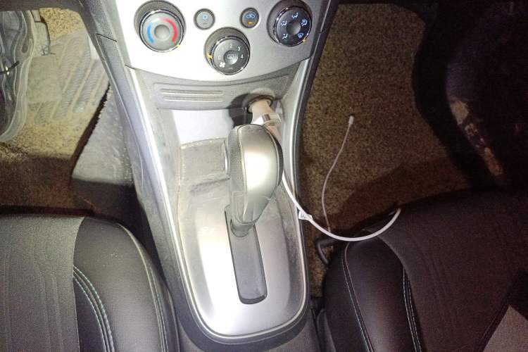 Used Chevrolet Trax 2014 1.4T Automatic Two-Wheel Drive Luxury Model Gear Lever