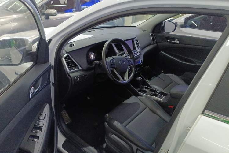 Used Hyundai Tucson 2015 1.6T Dual-Clutch Two-Wheel-Drive Smart Model Driver Seat