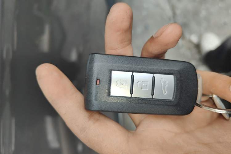 Used Mitsubishi Outlander 2019 2.4L 4x4 Zhi Xiang Edition 5 Seats China V Emission Standard Vehicle Key