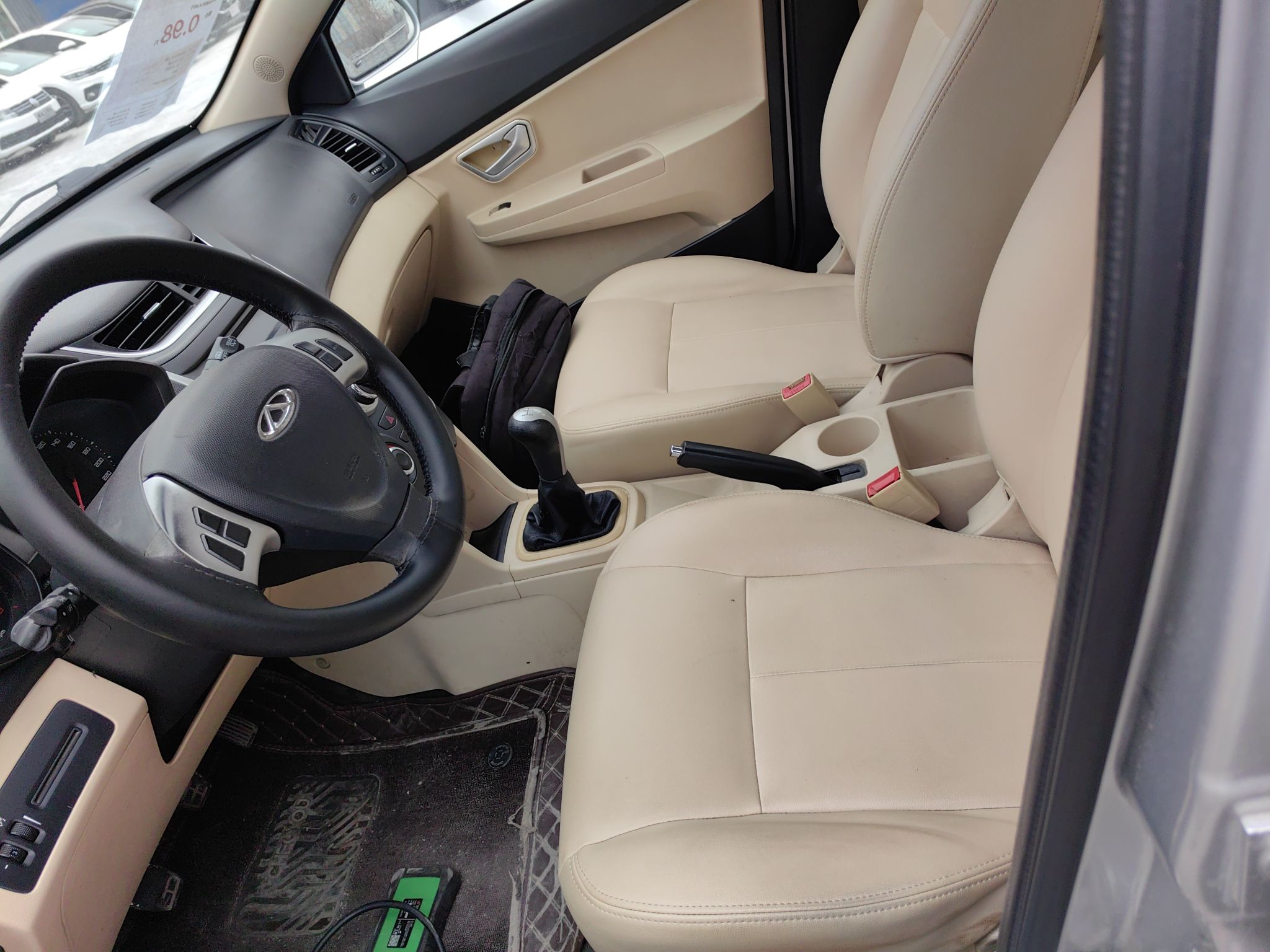 المقاعد الأمامية داخل السيارة