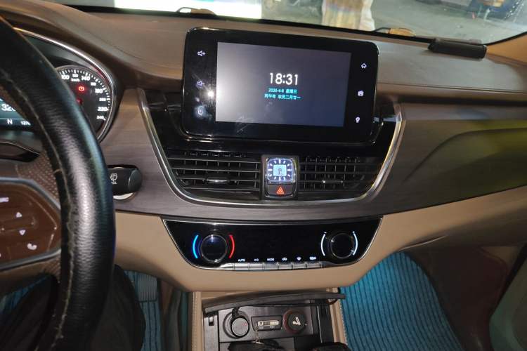 Used Baojun 730 2017 1.8L iAMT Prestige Version 7 Seats Audio And AC Panel