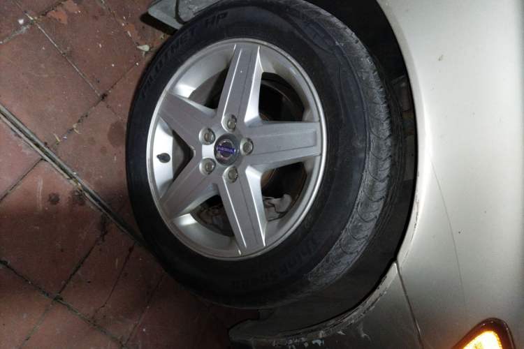 Used Volvo S40 2011 2.0L Automatic ZhiShang Edition Right Front Wheel Hub