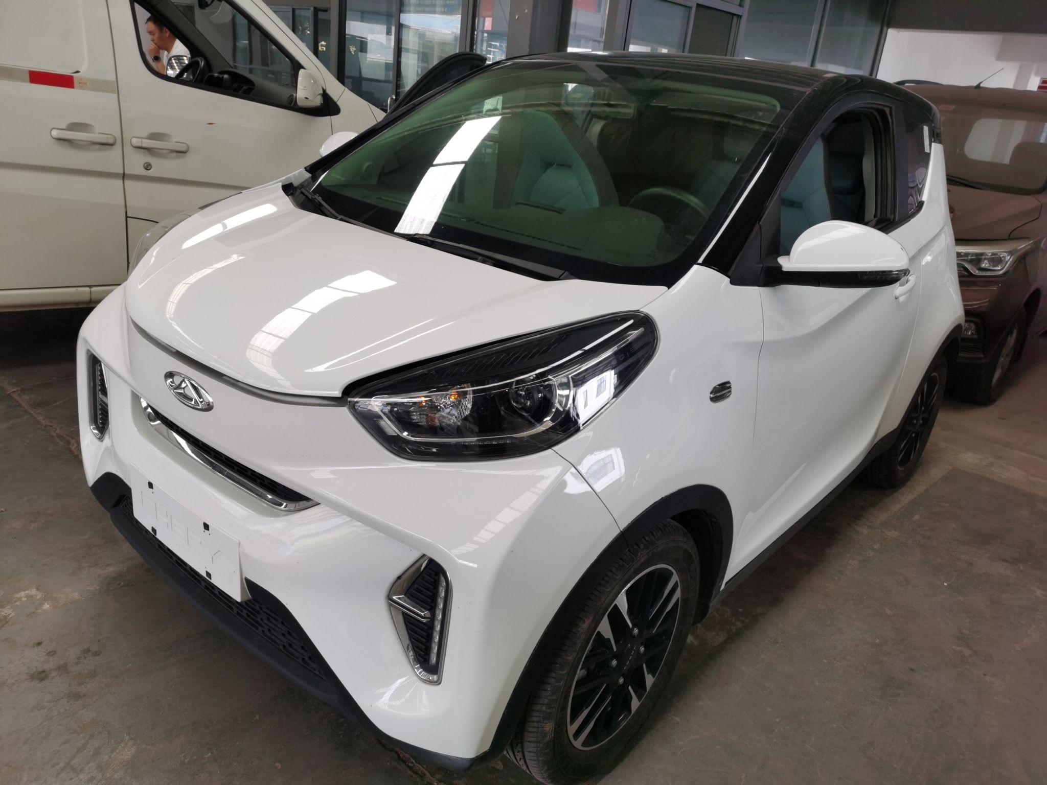 تحت مقدمة السيارة