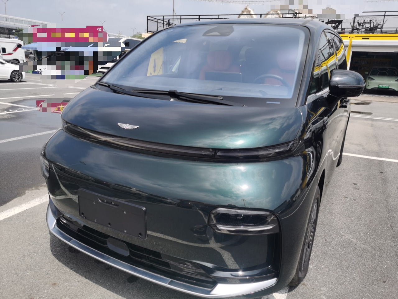 تحت مقدمة السيارة