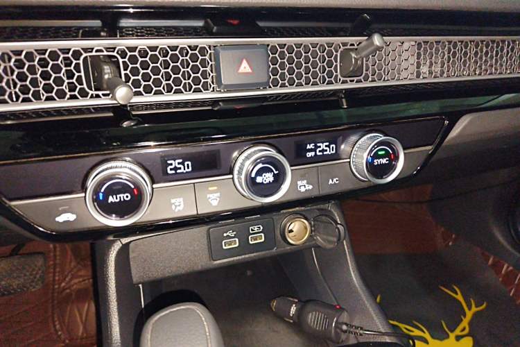 Used Honda Civic 2023 240TURBO CVT Dynamic · Center Stage Special Edition Audio And AC Panel