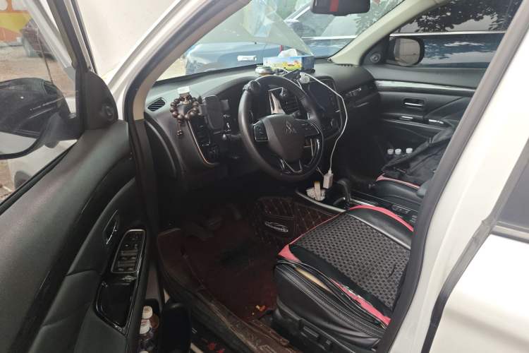 Used Mitsubishi Outlander 2019 2.0L Two-Wheel Drive Comfort Edition 7-Seater China VI Standard