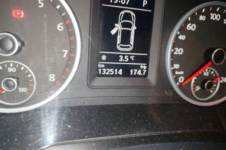 Used Volkswagen Tiguan 2015 1.8TSI Automatic Two-Wheel Drive Trend Edition Odometer Close Up