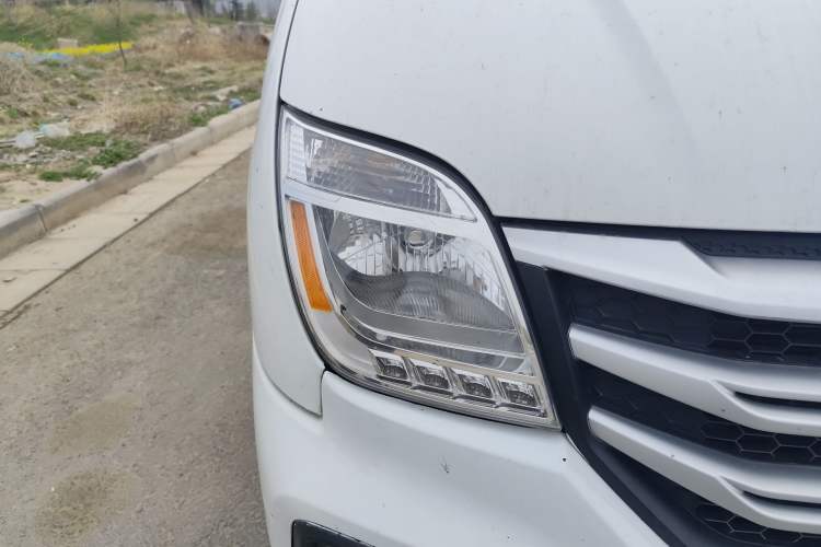 Used SAIC MAXUS Xintu V80 2019 2.5T Classic Model 6-Speed Manual Aotong Long Wheelbase Mid-Height 7-Seater
