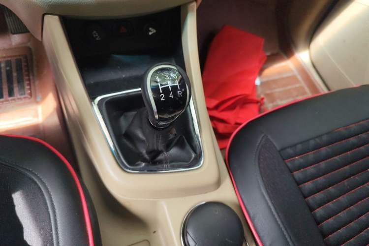 Used Baojun 730 2014 1.5L manual luxury trim 7 seats Gear Lever