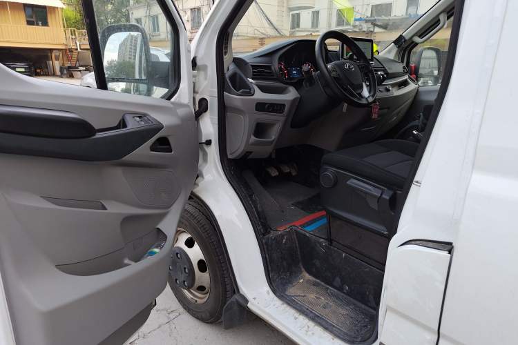 Used SAIC MAXUS Xintu V90 2024 Zhiyun 2.0T Manual Rear-Drive Extended-Wheelbase Ultra-High-Roof Model with Dual Rear Tires and 3 Seats
