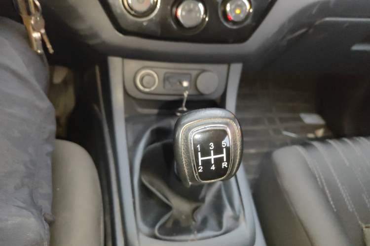 Used Isuzu JLM 2018 2.0T Two-Wheel-Drive Gasoline Luxury Version with Extended Cargo Bed 4K21D4T Gear Lever