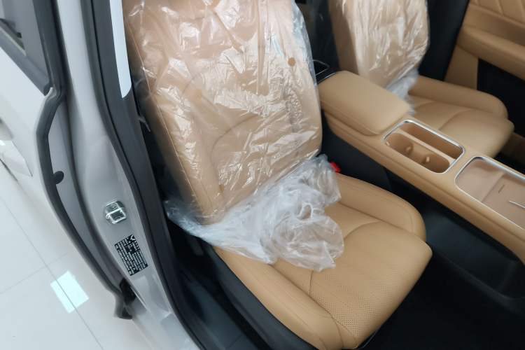 Used Wuling Wuling Starlight 730 2025 Model Plug-in Hybrid 125km Luxury Edition