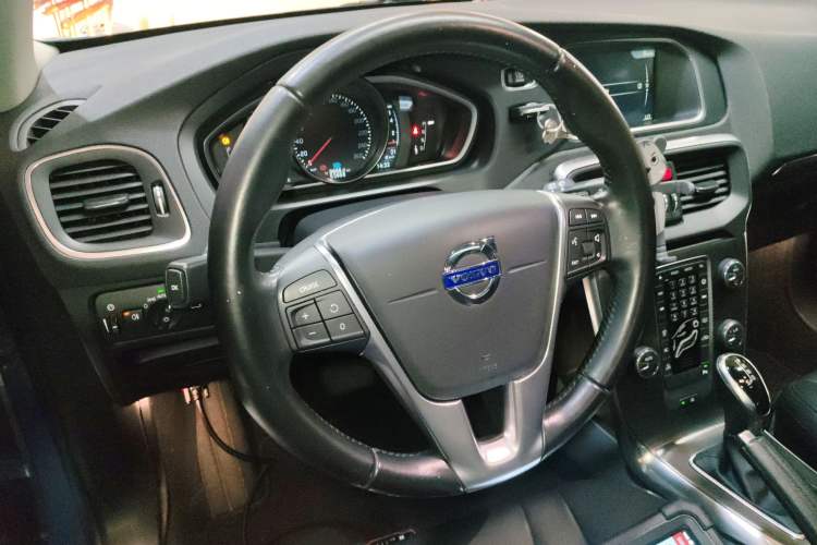 Used Volvo V40 2015 1.6T Zhiyi Edition
