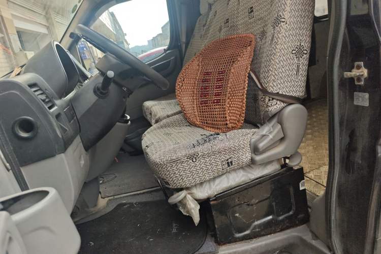 Used Dongfeng Yufeng 2020 2.3T Economy Standard Edition Logistics Vehicle Short Wheelbase Mid-Roof Design 5-9 Seats WP2.3 Left Front Seat