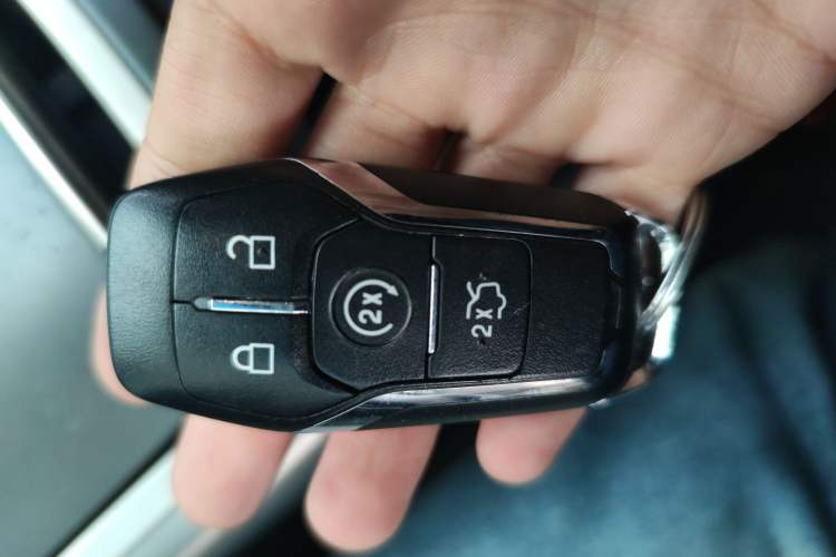 Used Lincoln MKX 2017 2.0T Two-Wheel Drive Deluxe Edition