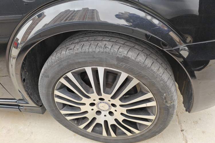 Used Mercedes-Benz Viano 2014 3.5L Premier Edition Right Front Wheel Hub