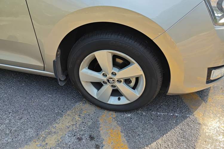 Used Skoda Rapid 2013 1.6L Automatic Smart Selection Model
