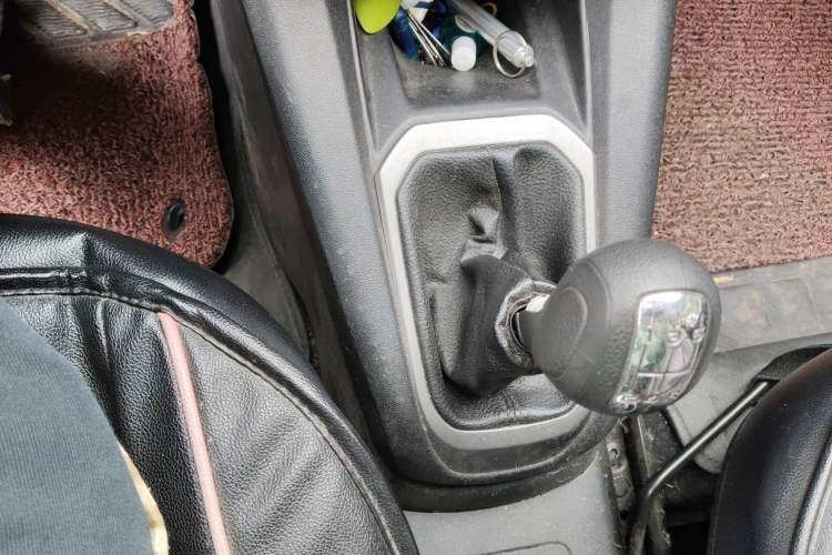 Used Citroen Elysee 2015 Zhishang Edition 1.6L Manual Fashion Model Gear Lever