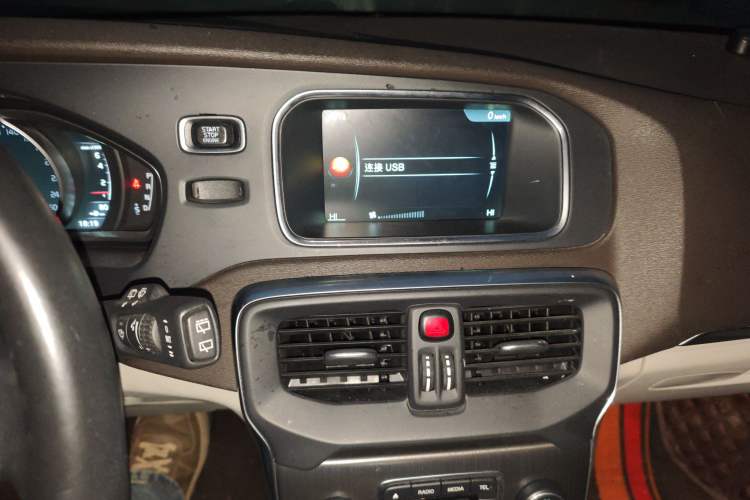 Used Volvo V40 2016 T3 Zhiyi Edition Audio And AC Panel