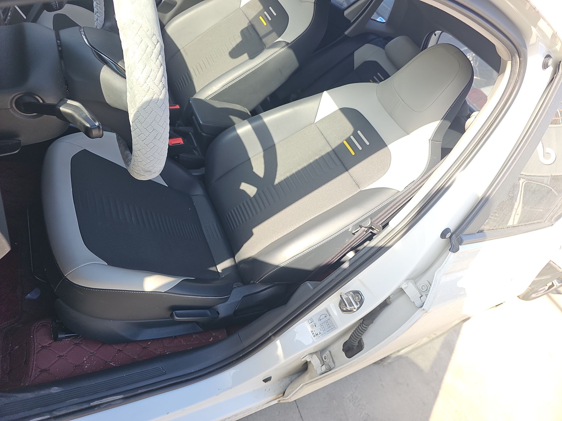 Переднее сиденье в автомобиле