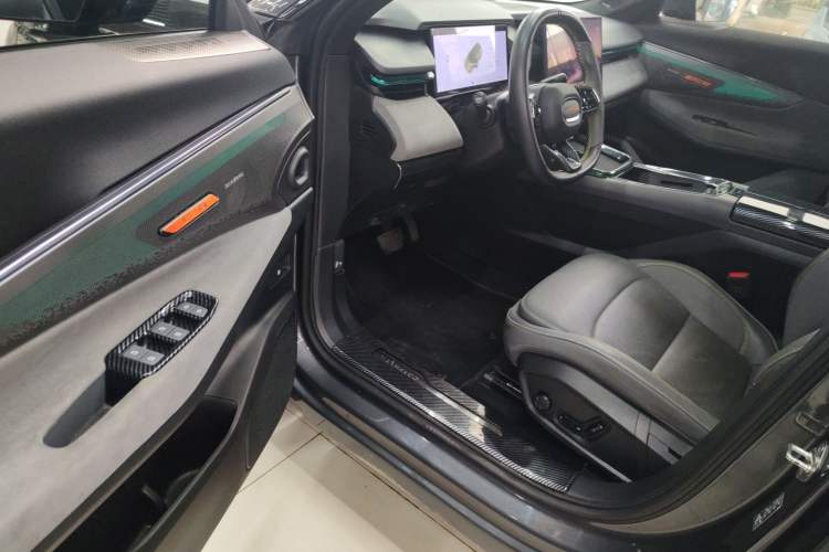 Used Lynk & Co 08 EM-P 2025 120km Long-Range Pro
