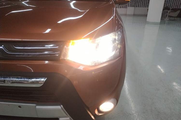 Used Mitsubishi Outlander 2013 2.4L Four-Wheel Drive Luxury Navigation Version 7 Seats