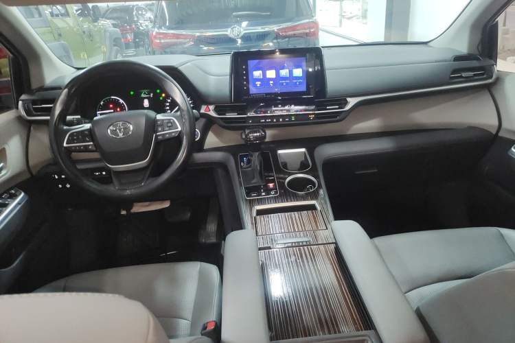 Used Toyota SIENNA 2023 2.5L Hybrid Luxury Edition Center Console