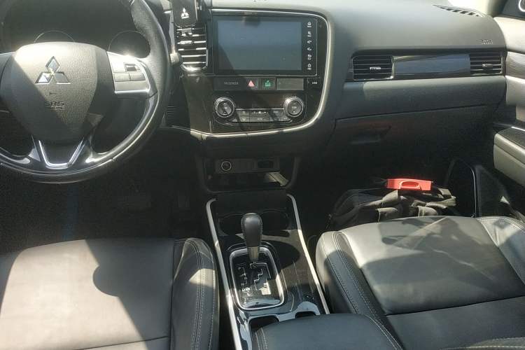 Used Mitsubishi Outlander 2019 2.0L Two-Wheel Drive Comfort Edition 5 Seats China V Standard
