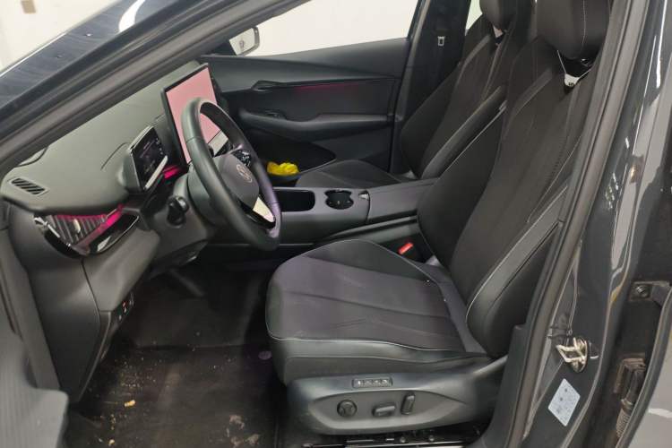 Used Volkswagen ID.UNYX 2024 Pro Long-Range Version Left Front Seat