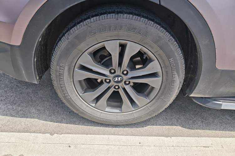 Used Hyundai Santa Fe 2013 2.4L Automatic Two-Wheel Drive Smart Version Right Rear Wheel Hub