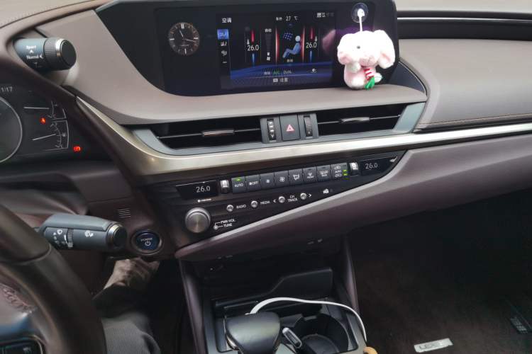 Used Lexus ES 2020 300h Premier Edition Audio And AC Panel
