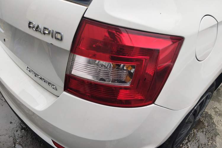 Used Skoda Rapid Spaceback 2016 Revised Version 1.6L Manual Front-Drive Edition Right Rear Taillight